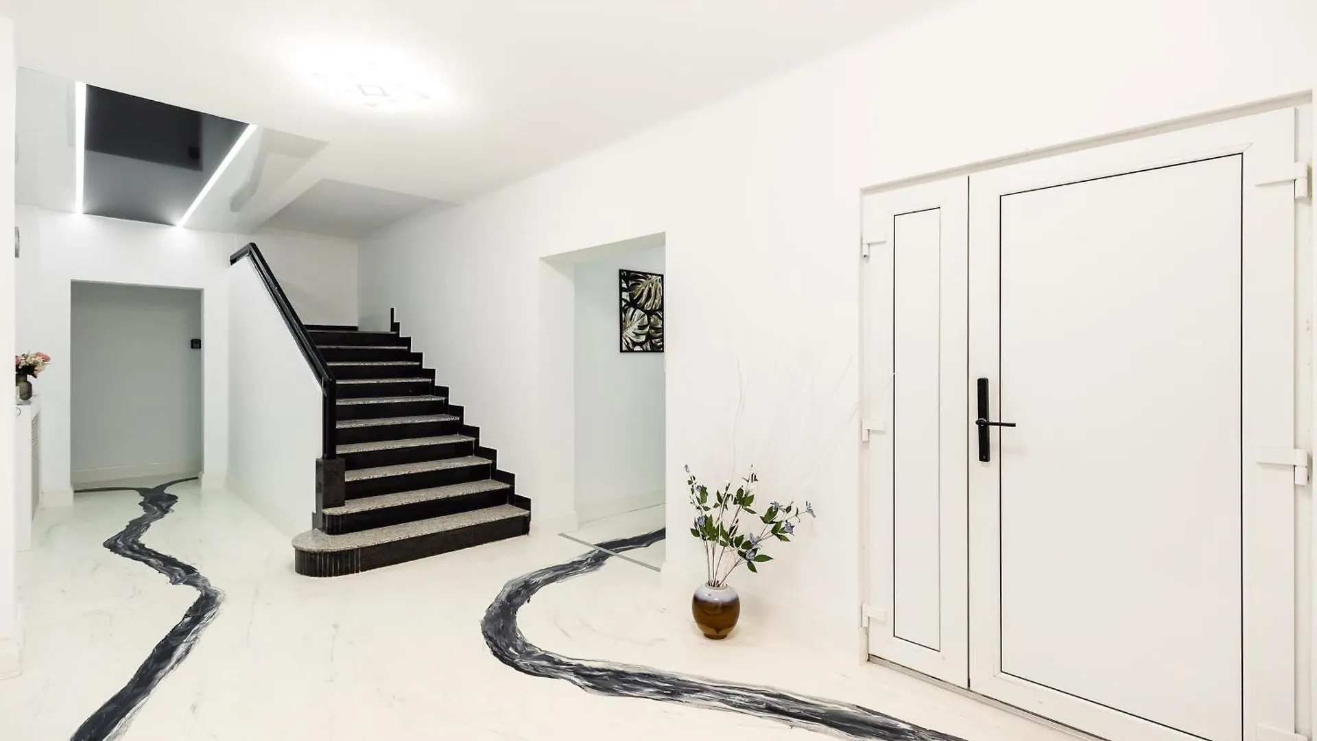 Bucharest Studios La Room 0*,