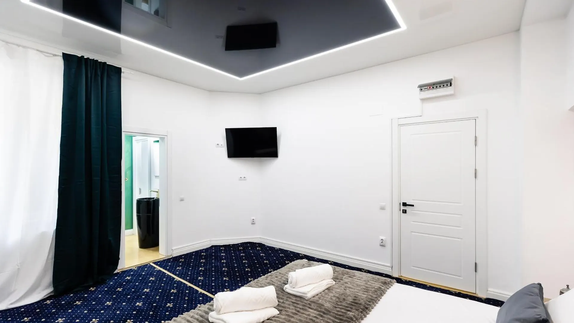Bucharest Studios La Room 0*,
